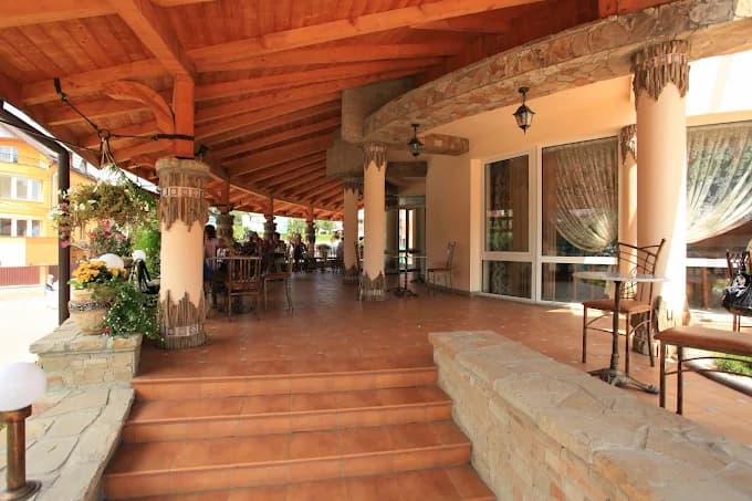 Фото 2 закладу Дворик Лева