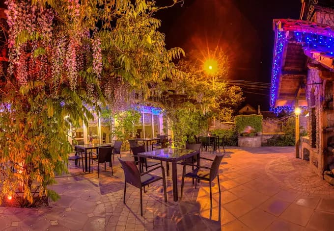 Фото 1 закладу Дворик Лева