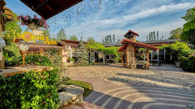 Фото 3 закладу Дворик Лева